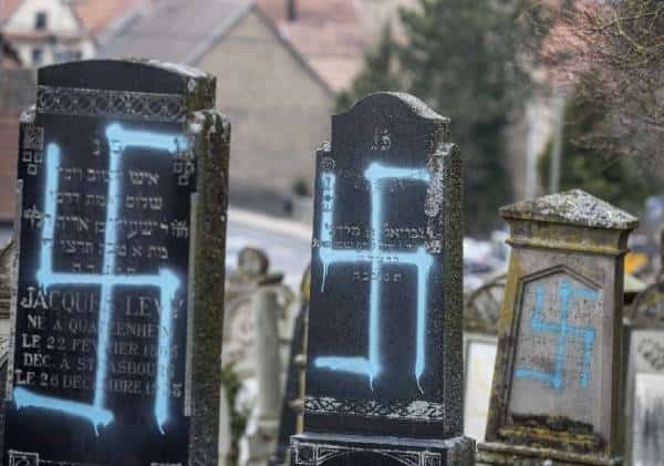 שעות לפני מצעד נגד אנטישמיות - צלבי קרס בבית קברות יהודי בצרפת
