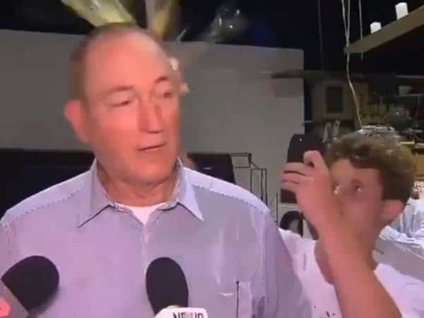 המחוקק האוסטרלי הצדיק את הטבח במסגדים - וחטף ביצה בראש