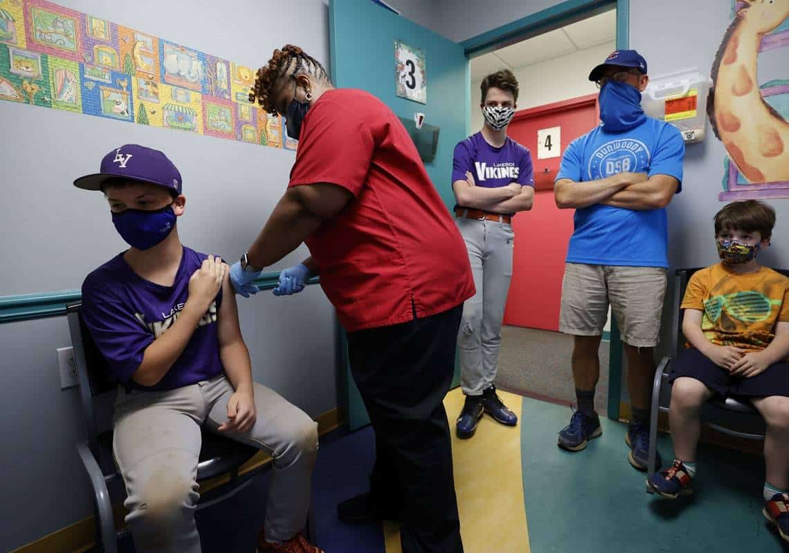 "צעד ענק נוסף במאבק בקורונה": חיסון פייזר אושר לשימוש בקרב בני 12 ומעלה