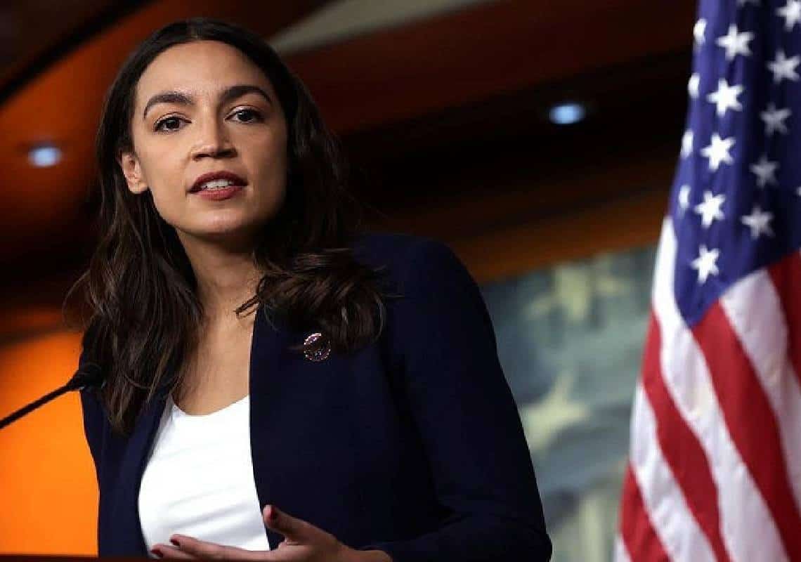 איש-צוות של AOC: "ישראל היא מדינה אתנית-אירופית גזענית הבנויה על אדמה גנובה של ילידים"