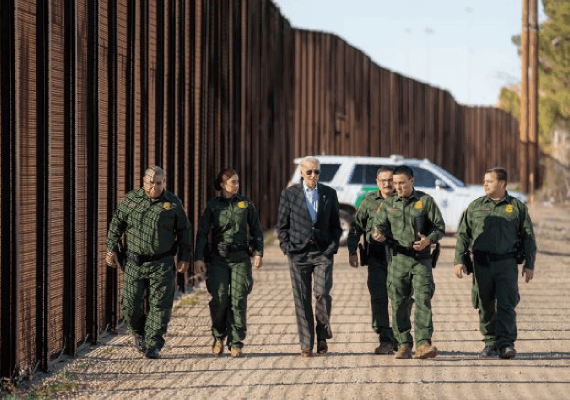 ביידן הגיע לראשונה לגבול הדרומי - וספג ביקורת קשה: ביקור מבויים, שנתיים מאוחר מדי 