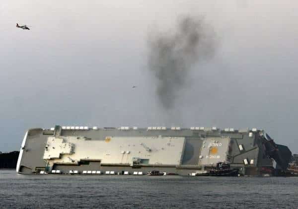 בתום דרמה מורטת עצבים: חולצו בשלום ארבעת אנשי הצוות שנלכדו באונייה שהתהפכה