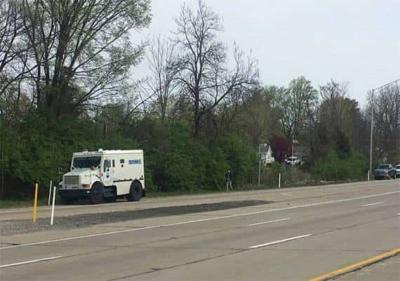 דלתות משאית הברינקס נפתחו במהלך הנסיעה, נהגים מיהרו לאסוף מאות אלפי דולרים שהתפזרו על הכביש המהיר