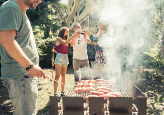 רגע לפני אירועי הברביקיו בממוריאל דיי: ריקול של טון נקניקיות בשל חלקי מתכת