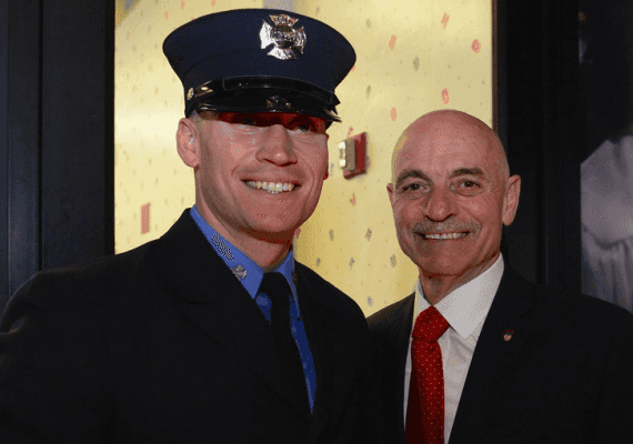 ניו ג'רזי: כבאי פרץ לחצר ועשה את צרכיו על רהיטים