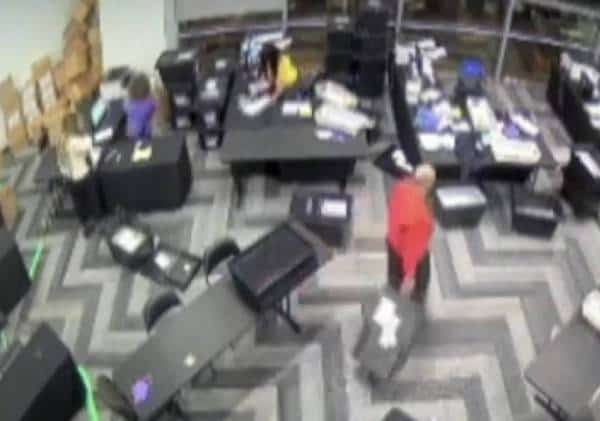 פתקים הוחבאו במזוודות מתחת לשולחן? נחשפה העדות החזקה ביותר עד עתה לאי-סדרים בבחירות לנשיאות