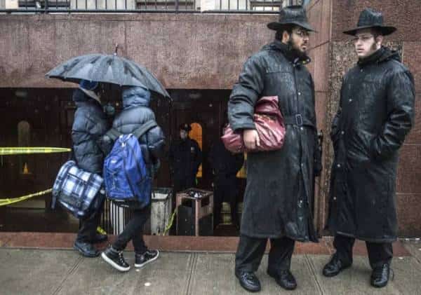 'מסירות נפש' או סכנה לציבור? למרות אזהרות גורמי הבריאות, חסידי חב"ד המשיכו להתקהל ליד בית 'הרבי'