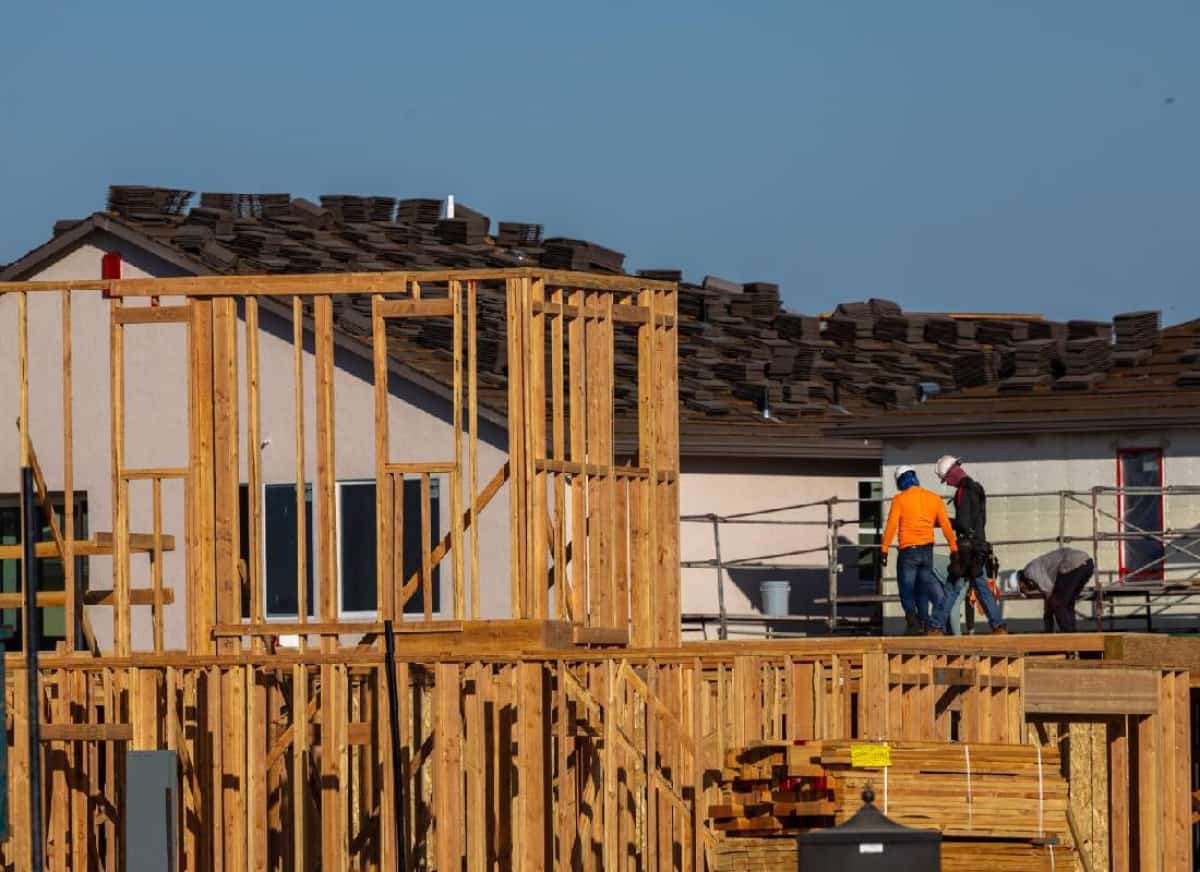 הקבלנים מזהירים: קליפורניה חונקת את הבנייה — והמחיר כבר בלתי הפיך