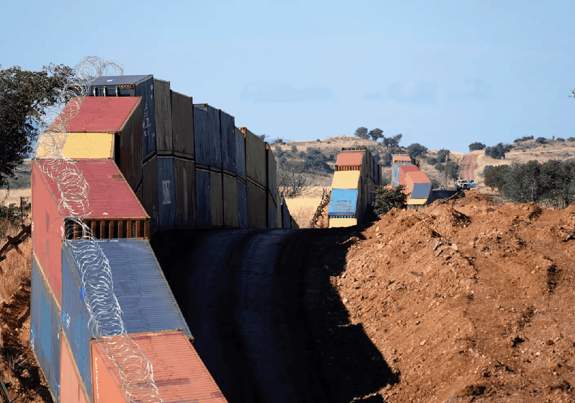 אריזונה מצאה דרך יצירתית להילחם בזרם המהגרים - אך כעת ממשל ביידן תובע אותה