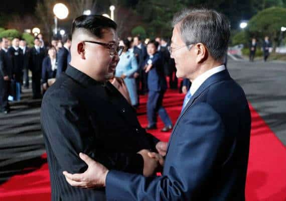 דיווח: פיונגיאנג העבירה 3 עצורים אמריקנים ממחנה עבודה למלון סמוך לבירה