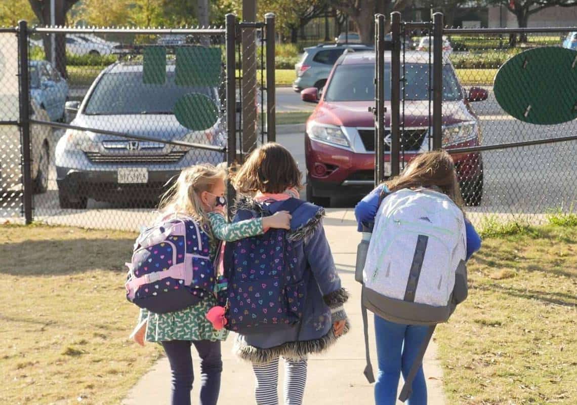 מושל טקסס אוסר על חובת מסכות בבתי הספר: משרד החינוך הגיב עם פתרון יצירתי במיוחד