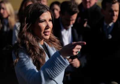 המזכירה לביטחון המולדת מבהירה: גם אזרחים אמריקאים עלולים להתבקש להזדהות בזמן פשיטות