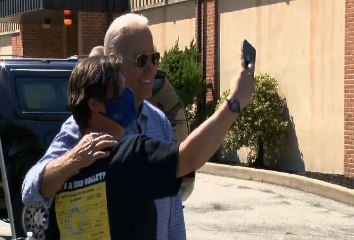 צפו: ביידן צוחק ועושה סלפי בזמן שאמריקאים מוחזקים כבני ערובה על ידי הטליבאן