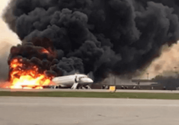 נתפס בעדשת המצלמה: יותר מ-40 הרוגים בשריפה שפרצה בנחיתת חירום