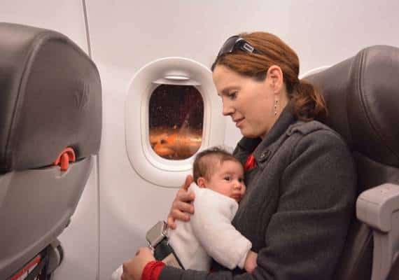 מזל טוב: נוסעת ילדה תינוק במהלך טיסה מקליפורניה לפלורידה