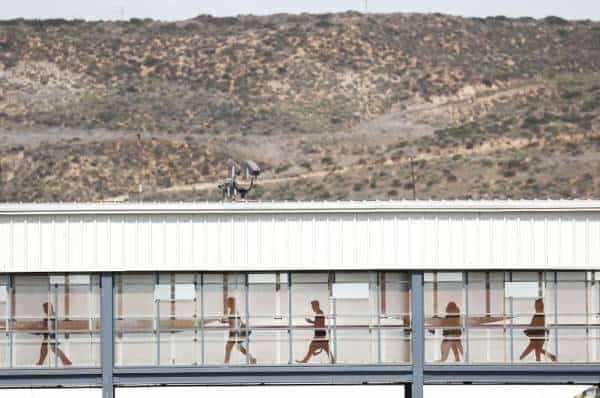 משרד הביטחון הורה לפרוש כוח סיוע של כ-4,000 אנשי צבא, לאורך גבול ארצות הברית-מקסיקו