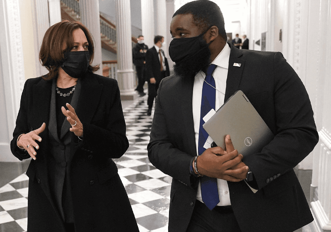 עוזר נוסף של קמלה האריס הודיע על התפטרותו