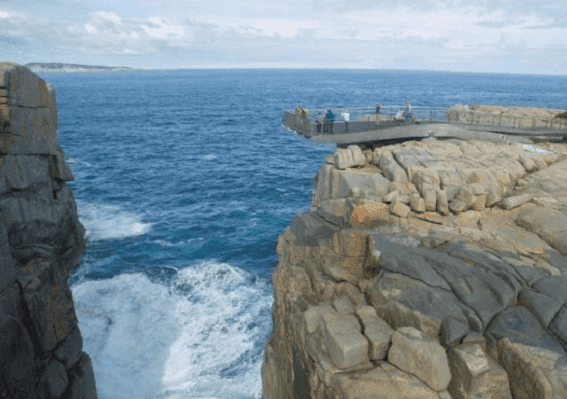 אוסטרליה: ניסה לצלם סלפי, התרסק על הסלעים ונסחף לאוקיאנוס