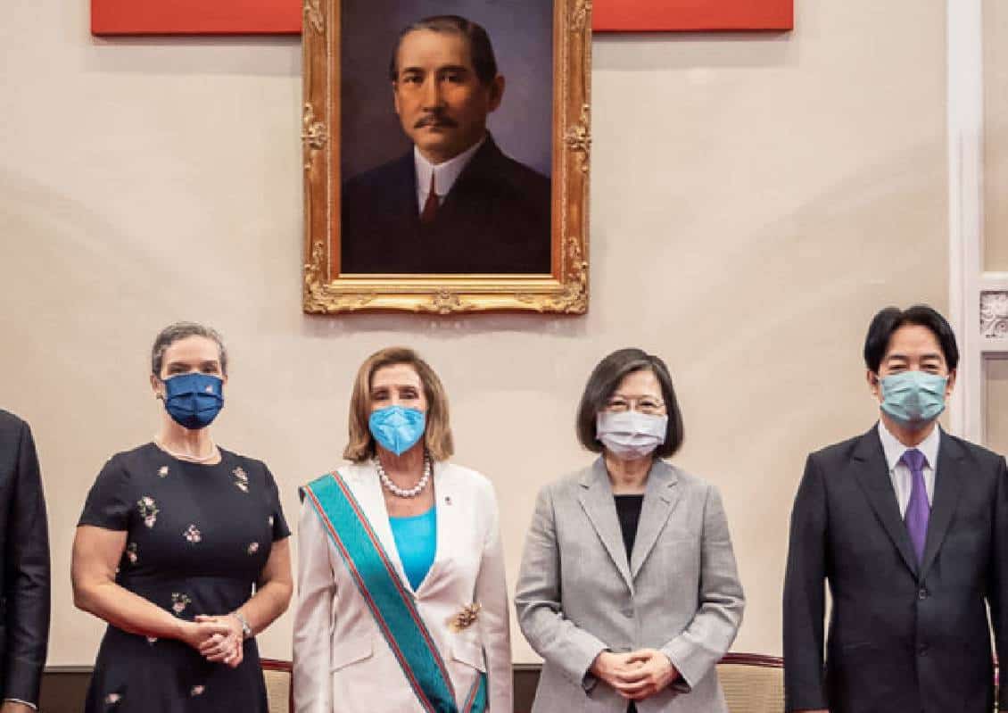 "כבוד מלכים": פלוסי עוזבת את טייוואן עם עיטור המדינה, "התקף הזעם של סין על הביקור לא באמת משנה"