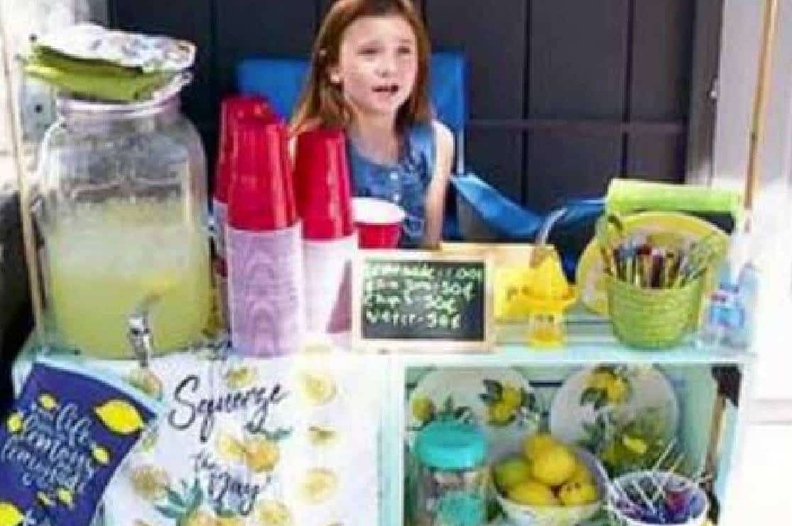 ‏שוטרים סגרו את דוכן הלימונדה של ילדה בת 8 כדי "להגן על החברה" מפני מכירה ללא רישיון‏ 