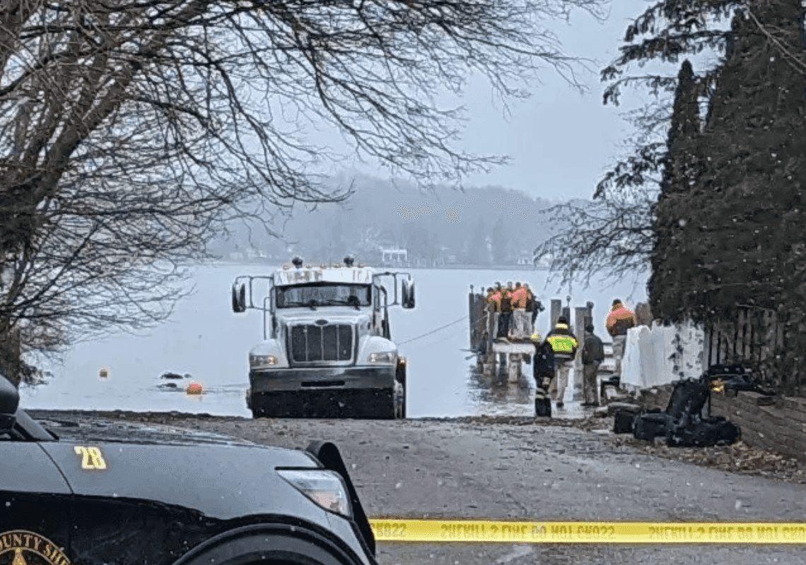 טרגדיה במישיגן: אחיות בנות 8 ו-10 הצליחו להיחלץ מהמכונית ששקעה באגם - אך אביהן לא שרד