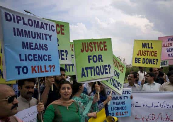 פקיסטן מסרבת לאפשר לדיפלומט אמריקאי שהיה מעורב בתאונת דרכים קטלנית לעזוב את המדינה