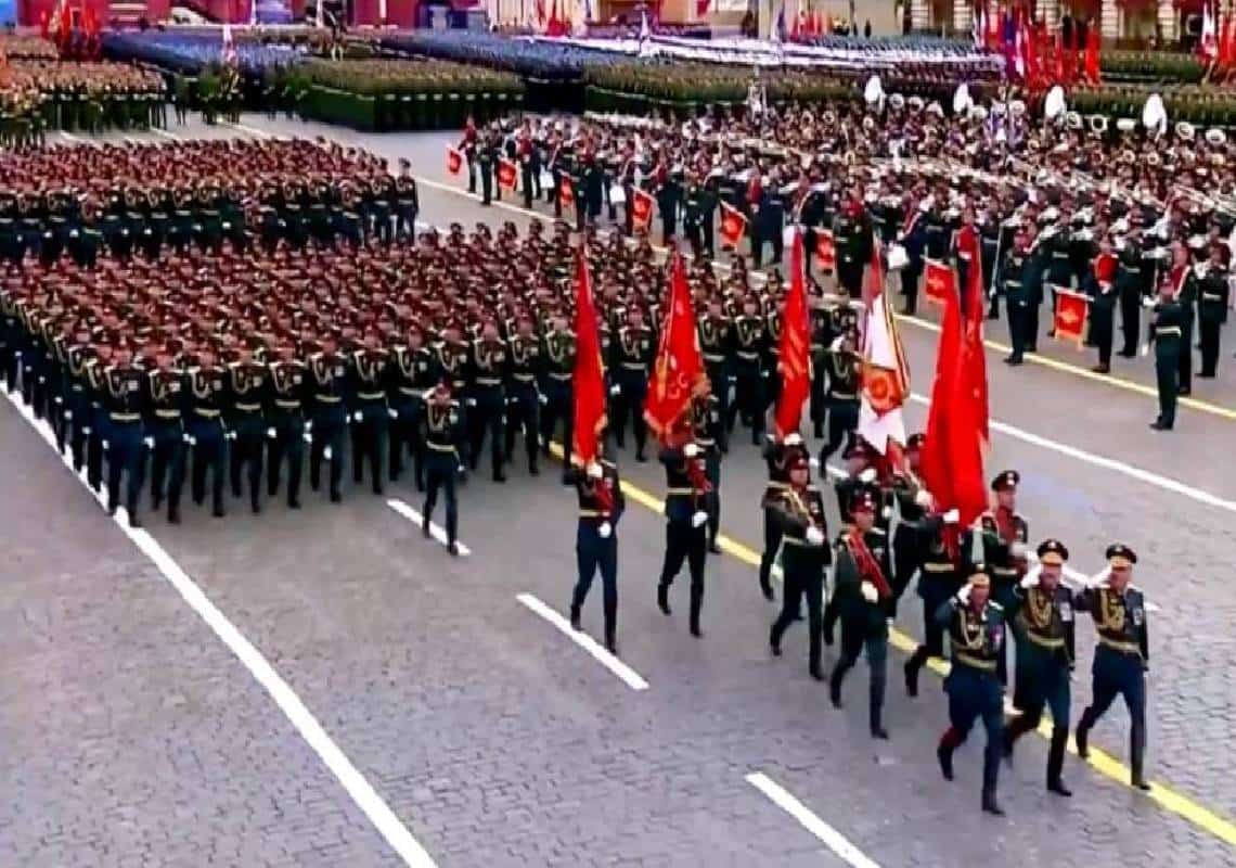 צפו: רוסיה חושפת כלי נשק חדישים וחוגגת במצעד צבאי מרשים במיוחד את יום הניצחון על גרמניה הנאצית של היטלר