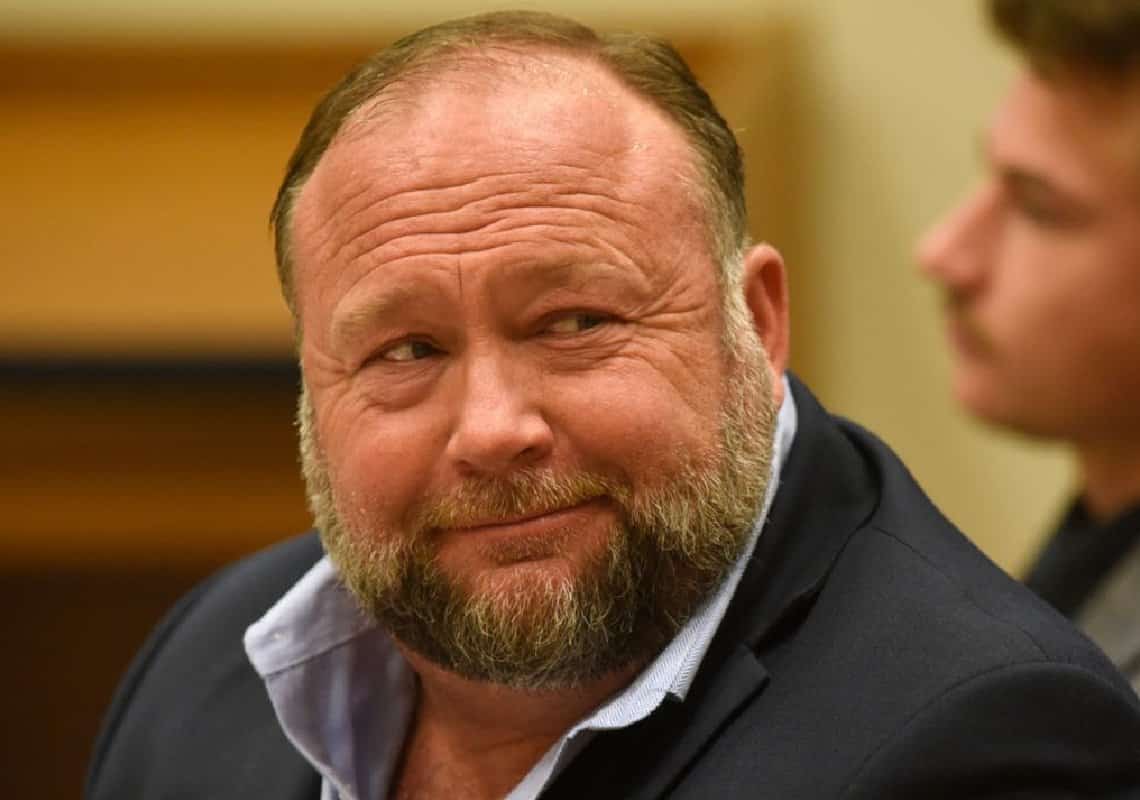 אחרי שנדרש לשלם פיצויים בגובה מיליארד דולר: איש הקונספירציות דורש משפט חוזר