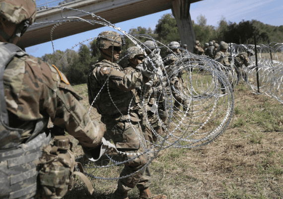 נערכים להגעת שיירות המהגרים: הצבא פרס גדר תיל בגבול עם מקסיקו