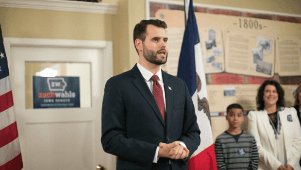 הפך לכוכב רשת כשהגן על שתי האמהות הגאות שלו - ואתמול הוא כבר ניצח בפריימריס