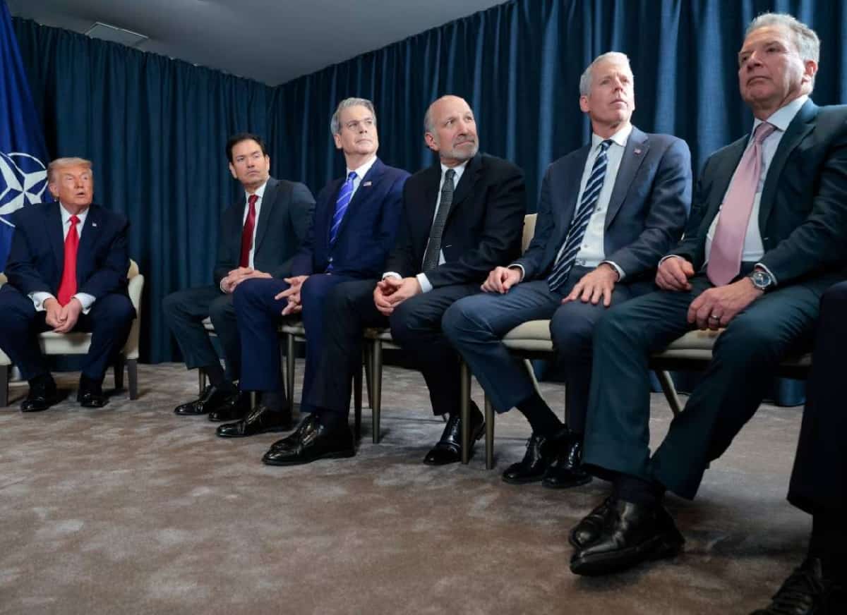 הנעליים של טראמפ: סמל הנאמנות החדש בבית הלבן עולה 145 דולר ומגיע בקופסה חומה