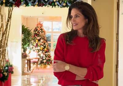 באווירת החג: סינדי קרופורד נותנת הצצה לאחוזה המקושטת במאליבו