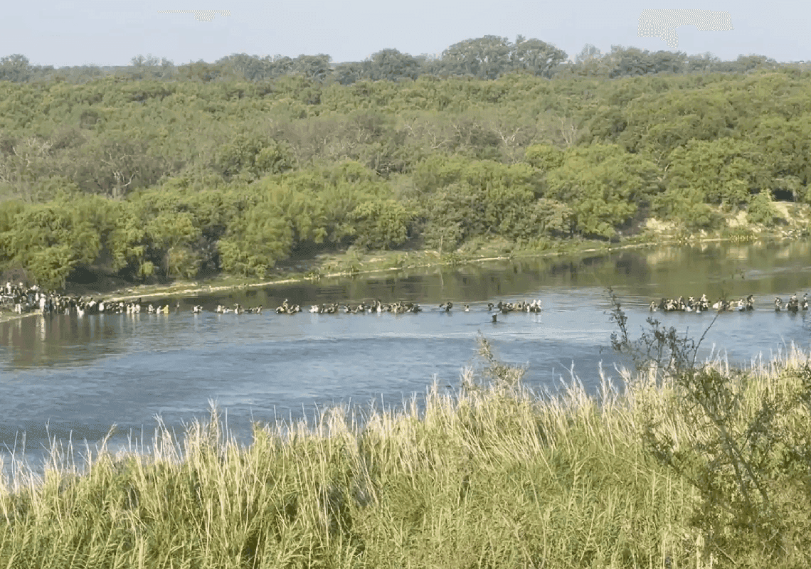 אל הארץ המובטחת: מאות מהגרים חוצים את הנהר ממקסיקו אל טקסס | תיעוד 