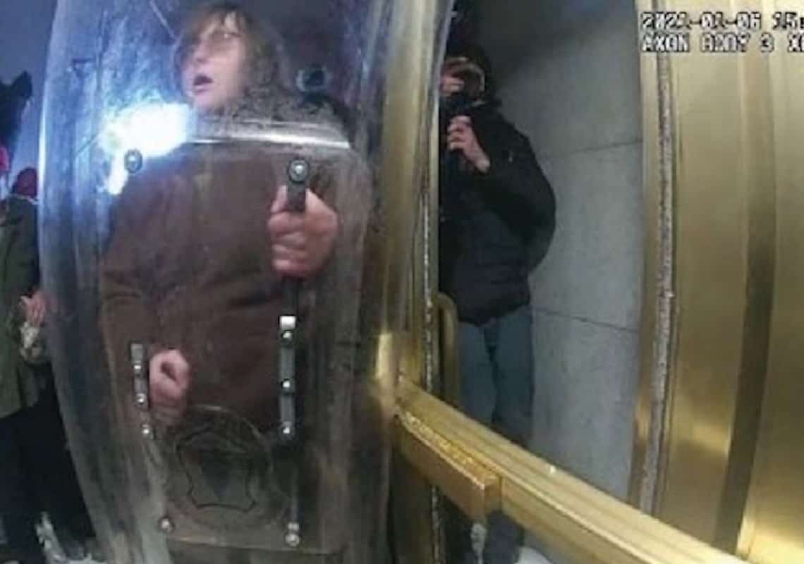 "נער הפוסטר של השישי בינואר" נשלח לשבע וחצי שנות מאסר בכלא הפדרלי