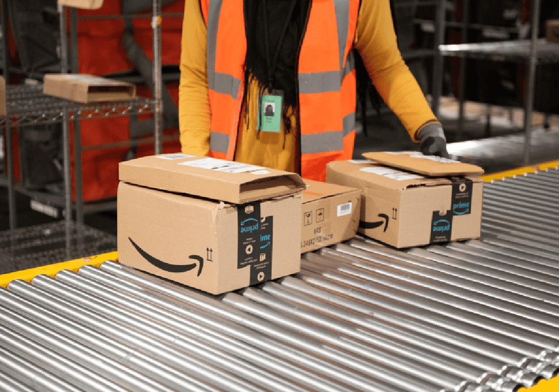 אמזון משנה את מדיניות הקורונה – ומקלה בחובת עטיית המסכות