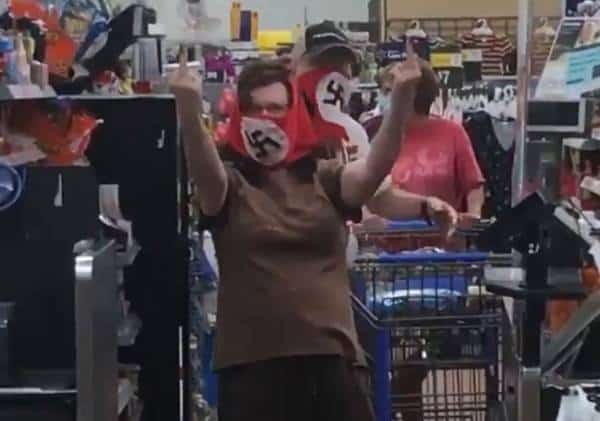 אמריקה X: לקוחות עטו מסכות צלבי קרס בסניף וולמארט בלב ארה"ב