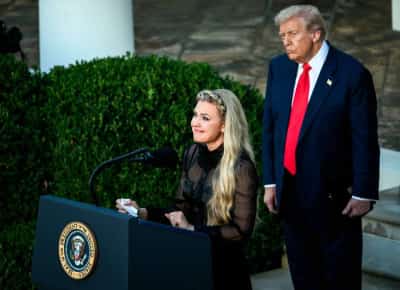 סערה בבי־בי־סי: מפיקה בכירה כינתה את אלמנתו של צ’רלי קירק - משרתת של הציונים