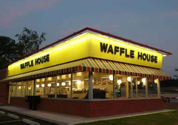 "אני עומד לשבור את היד שלך": רשת Waffle House מגבה שוטרים שעצרו לקוחה באלימות