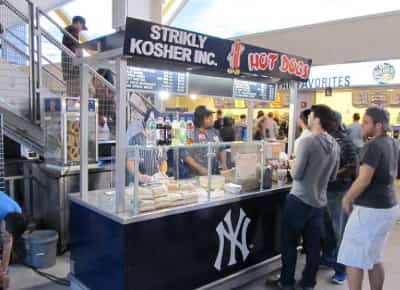 בין הוט-דוג לחזרת: המהפכה השקטה של האוכל הכשר באצטדיוני הבייסבול 