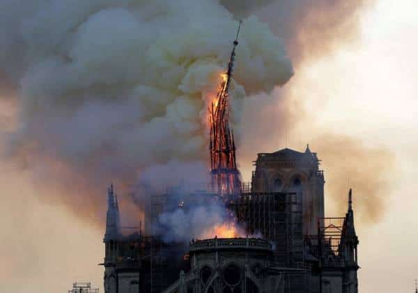 קריסת אתר היסטורי בשידור חי: קתדרלת נוטרדאם עולה בלהבות