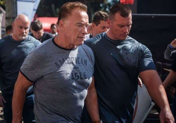 עדיין אגדה: ארנולד שוורצנגר הותקף בבעיטה מאחור - ובקושי שם לב