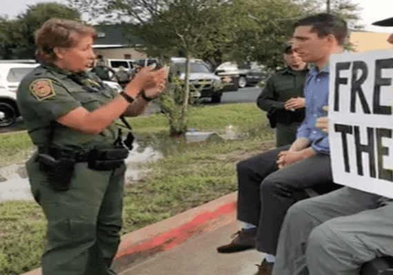 טקסס: מועמד לסנאט נעצר בניסיון להביא צעצועים לילדים