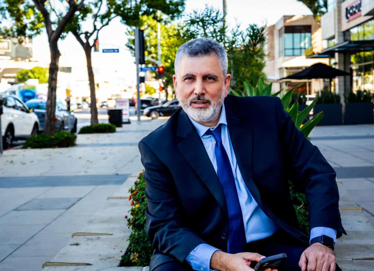 מבן למשפחה ממייסדי תל אביב, דרך הוליווד והקמפיין של ביל קלינטון, ועד התפכחות אחרי ה-7 באוקטובר -דורי בן עמי יוצא למאבק פוליטי למען ישראל מתוך המפלגה ה