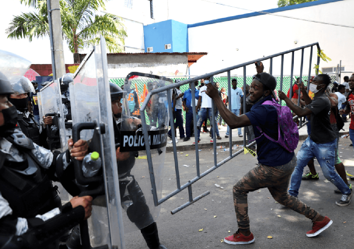 עימותים אלימים בין שוטרים למהגרים הרוצים להגיע לארה"ב