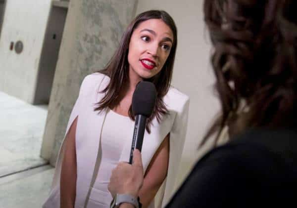 הסערה נמשכת: חברת הקונגרס השנויה במחלוקת סירבה לבקר באושוויץ