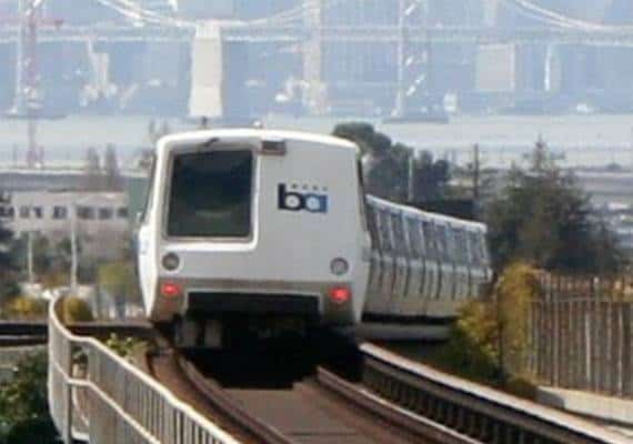 קליפורניה: תוקף אלמוני דקר למוות צעירה ופצע קשה את אחותה בתחנת רכבת - וברח