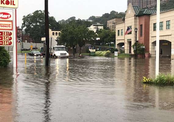 צפו: גשמים עזים הציפו סוכנות רכב בניו ג'רזי, והרכבים נסחפו לנהר