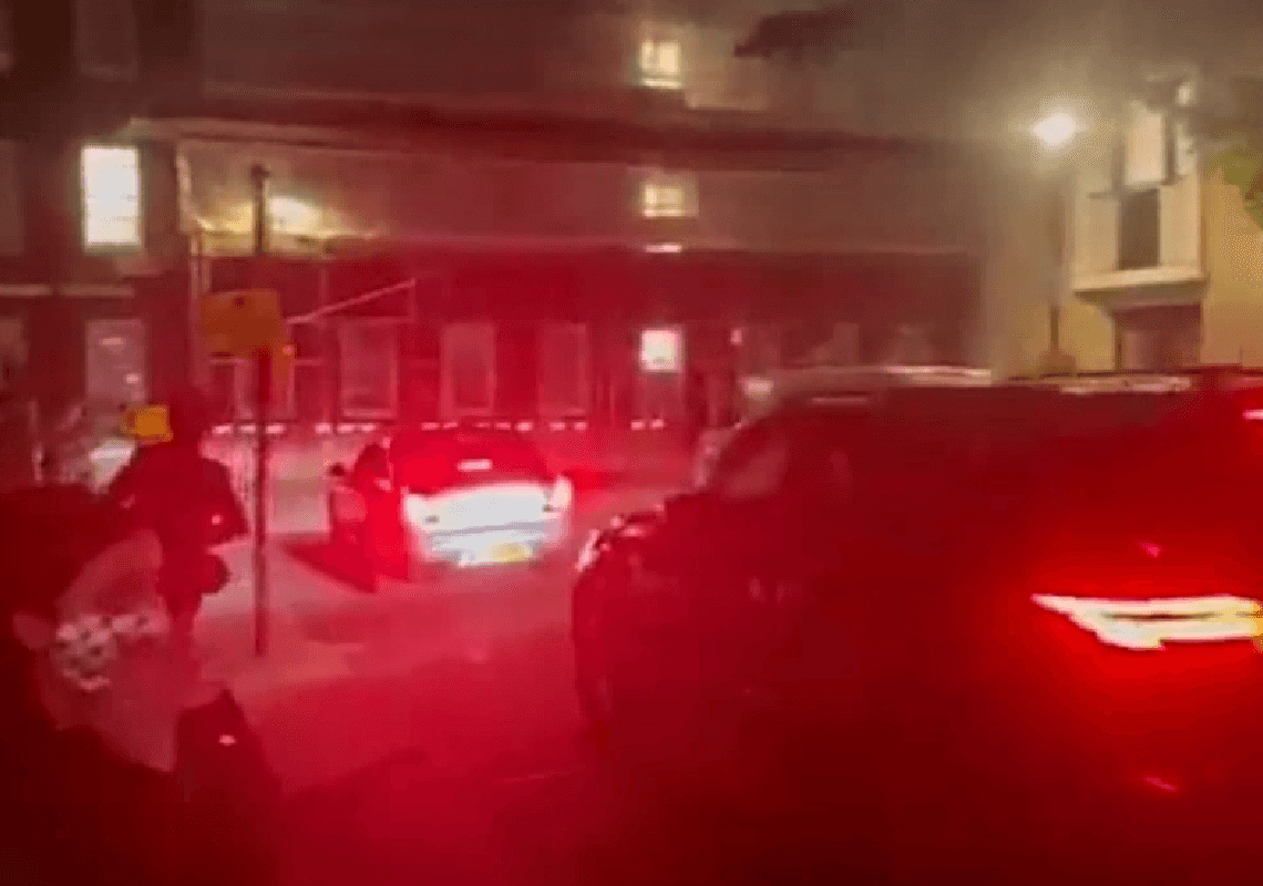 צפו בתיעוד: מאבטחים מבריחים את שגרירת ישראל בבריטניה בעקבות מחאה פרו-פלסטינית