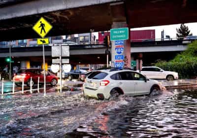 בוקר סוער בדרום קליפורניה: סופה "נדירה וחזקה במיוחד" עם חשש לשטפונות בזק ומפולות בוץ