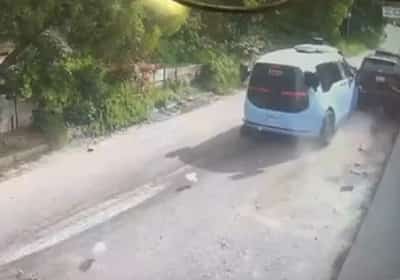 תיעוד מלוס אנג'לס: רכב של ויימו פגע בעמוד ובכמה מכוניות חונות ברחוב צר סמוך לאצטדיון הדודג'רס